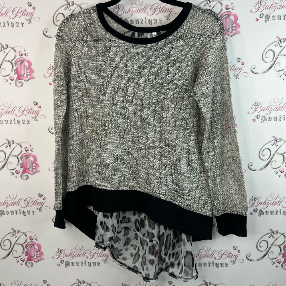 Adikto Long sleeve cheetah leopard print animal  Black and Gray Patterned Top